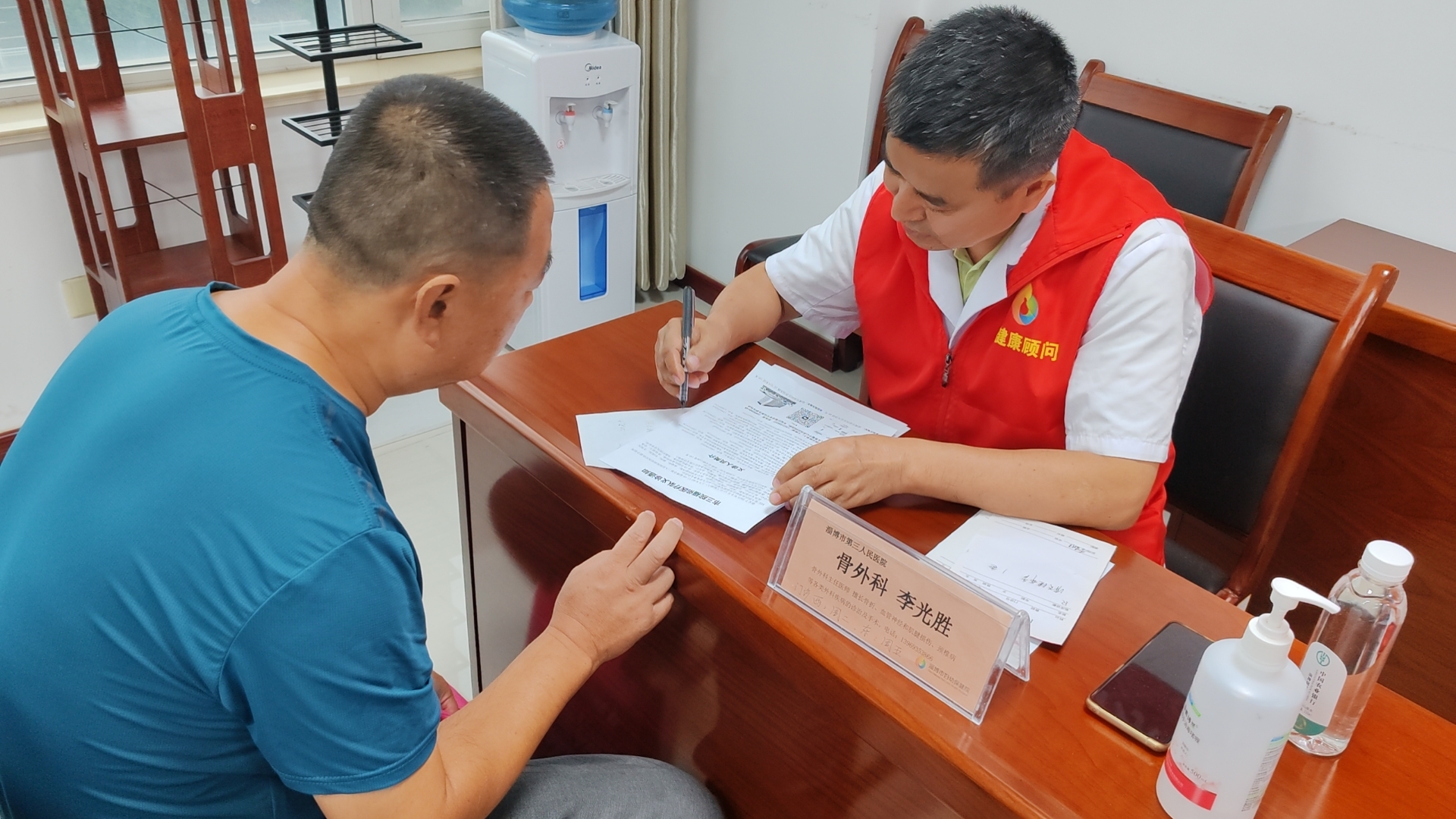 市三院联合宏仁堂“服务百姓健康行动”走进周村公共资源交易中心