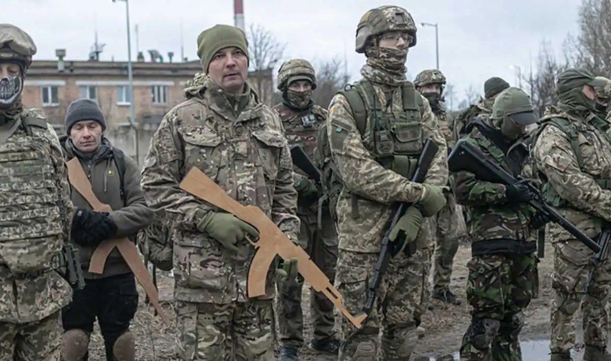 乌军抱着界碑行军的gif,乌军扛着界碑拍照