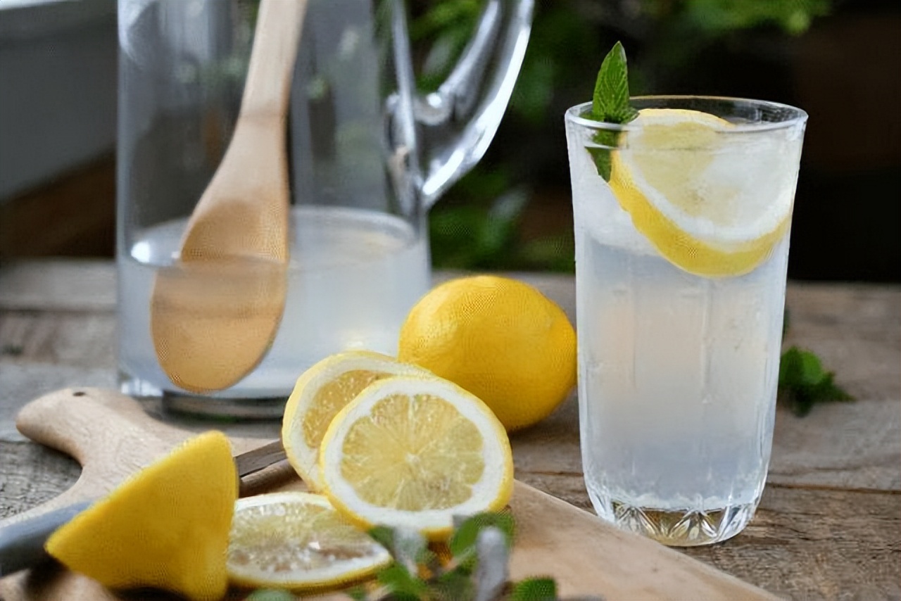 每晚喝一杯柠檬水有效吗,每天喝一杯柠檬水会变漂亮吗
