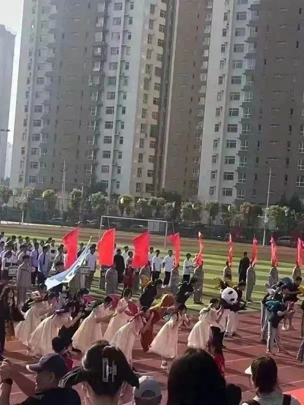校园运动会开幕式展现青春活力,校园阳光体育运动会