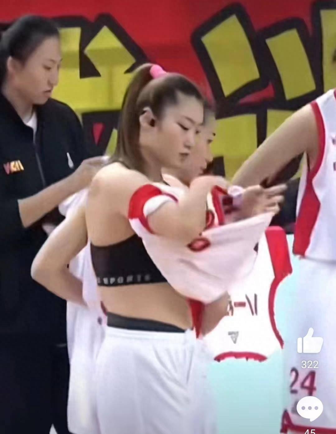 李梦为啥穿9号球服,李梦曝光公开换球衣引爆热议