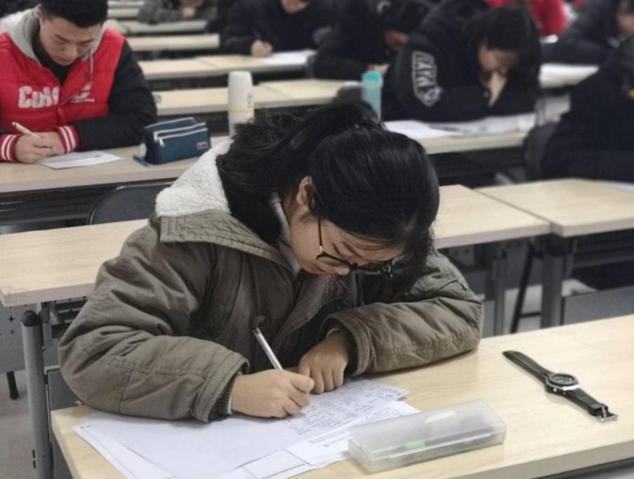 三类人员考试缺考会怎样,30多人的考场