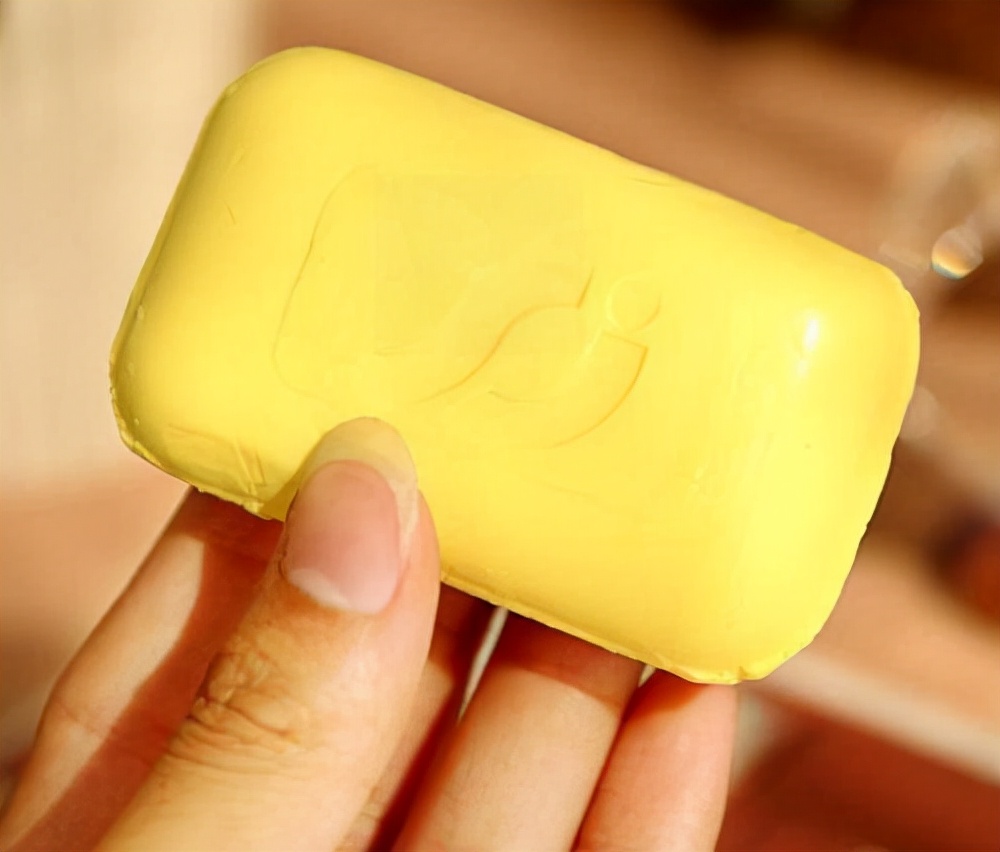 女子坚持用硫磺皂水洗头,一女子坚持硫磺皂洗脸半年变化图