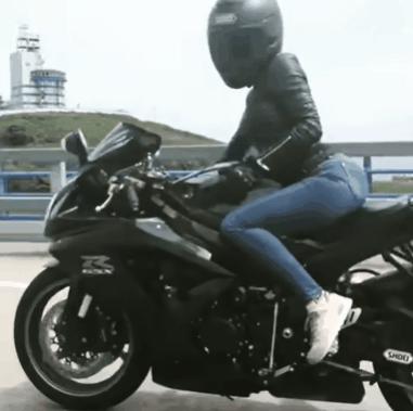 女生骑摩托车伸腰,女生骑摩托车前轮翘起来