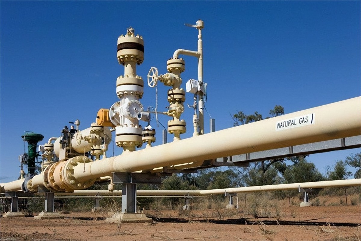 亚洲唯一的一个永久中立国，不用交水电费，汽油每升一毛钱左右