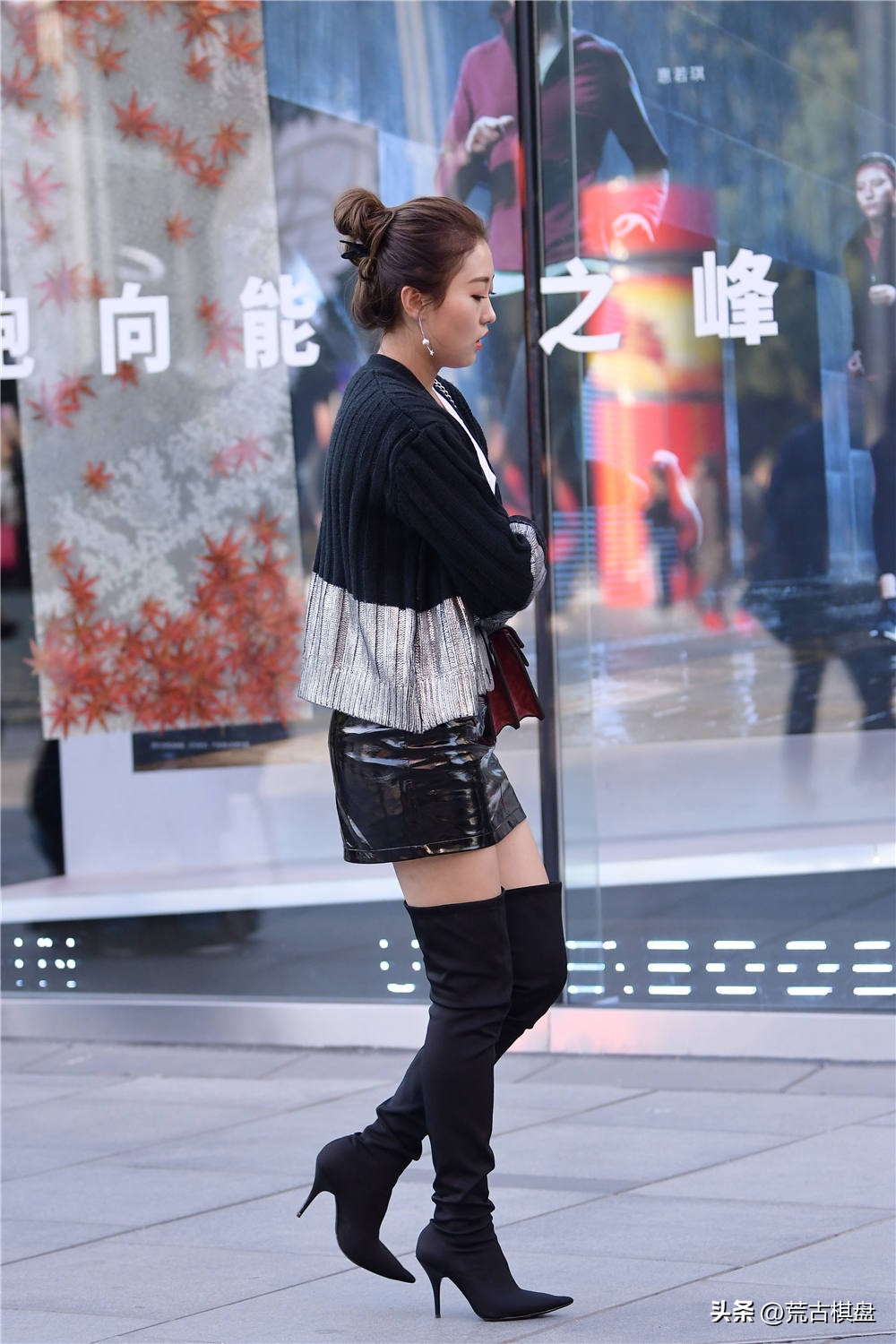 秋季黑色过膝长筒靴搭配牛仔短裙,粗低跟黑色过膝靴搭配图片