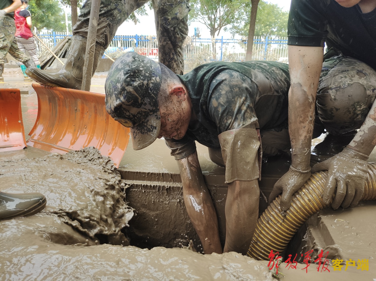 *警武**河北总队官兵持续奋战抢险救援一线