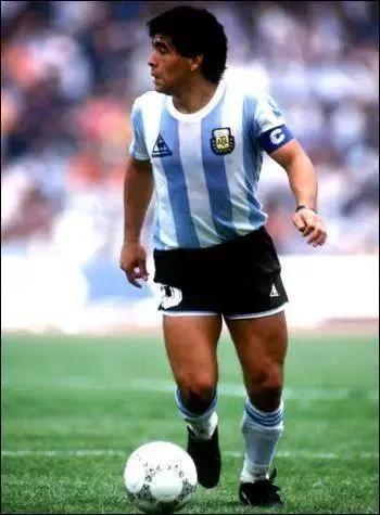 我为足球狂作文800字,我为足球狂小报