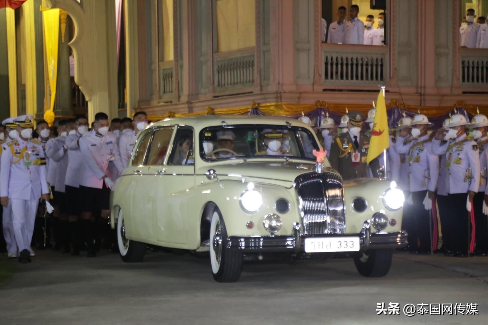 泰国国王给王后颁发毕业证书,泰国国王亲自给学生发毕业证