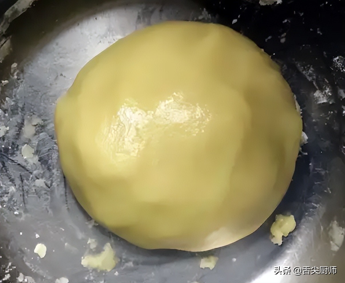 自己在家做绿豆饼，皮薄馅大，酥到掉渣，简单易做，小白一次成功