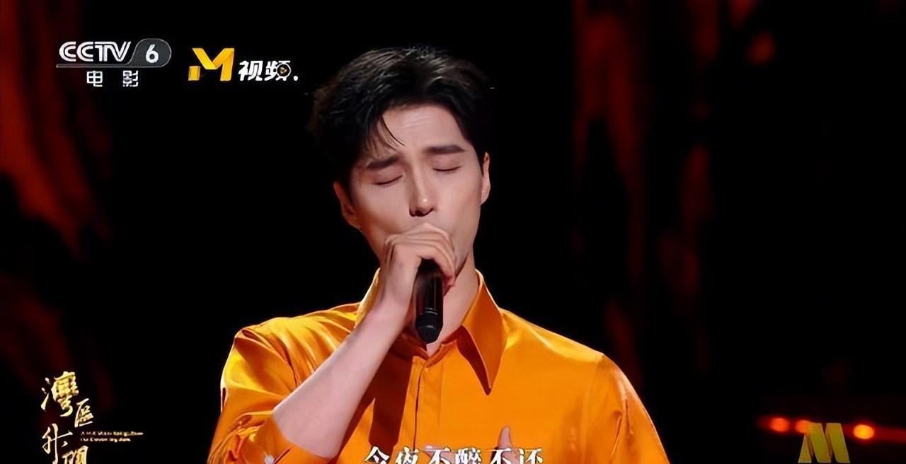 鲁豫相差19岁“母子恋”曝光，疑似已同居，同一单元共用一个车位