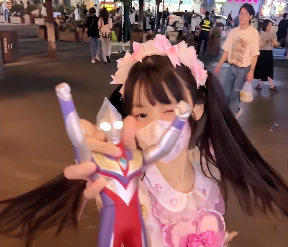 蔡萝莉穿背心很酷,网红蔡萝莉身材