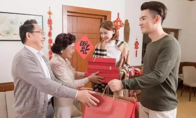 亲戚送礼一般都买什么礼品,亲戚家里请客送什么礼物