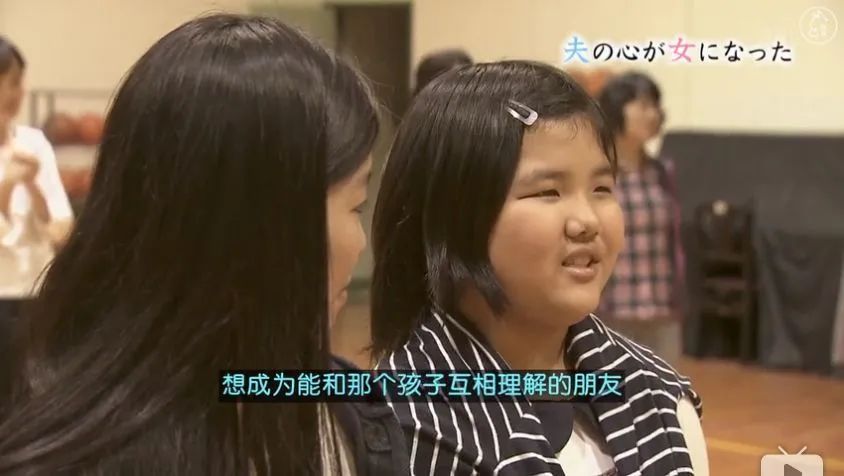 60岁老公突然变女人！梳双马尾穿短裙高跟鞋，妻子还帮洗内衣...