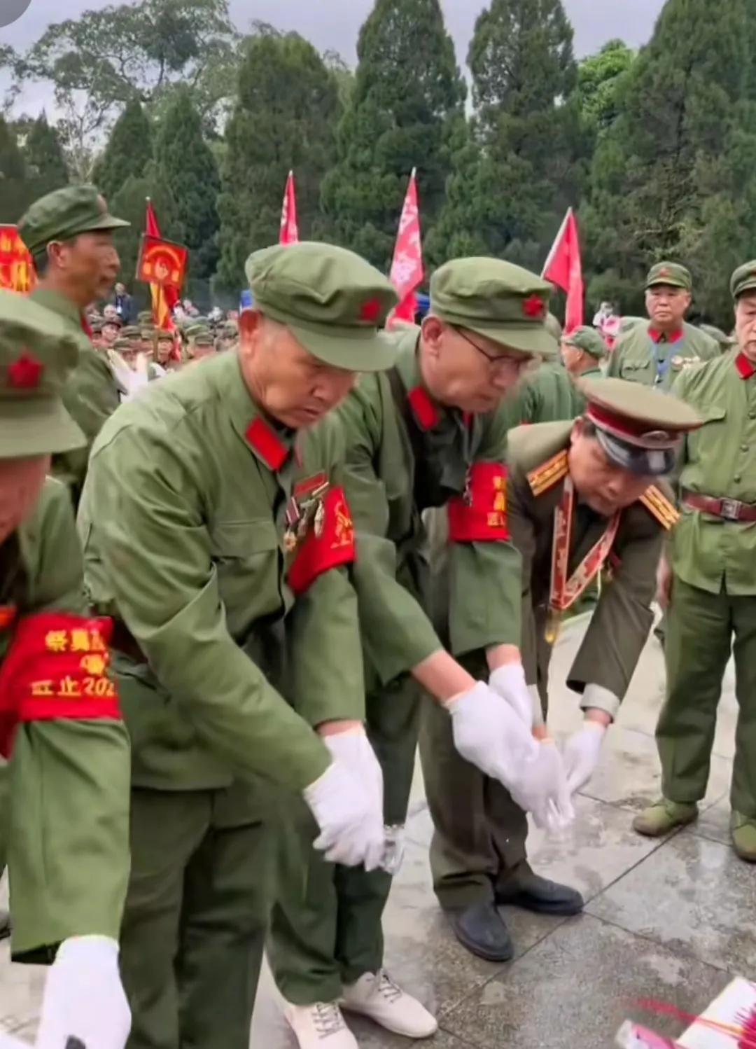 清明节参战老兵南疆祭扫战友视频,老兵们为死难战友扫墓纪念