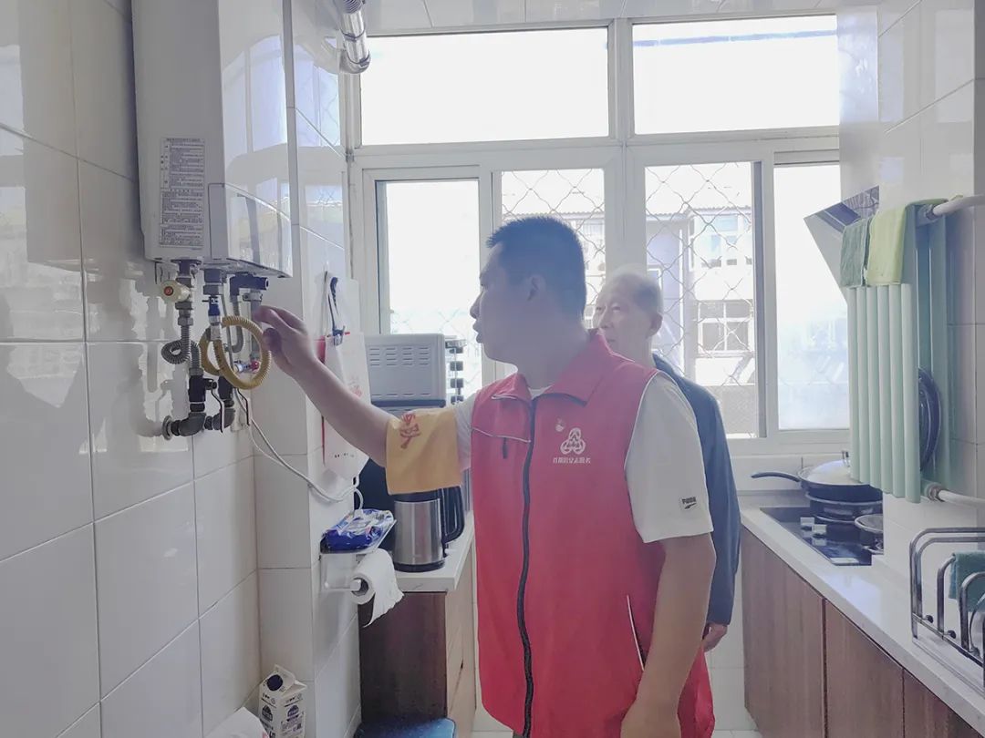 为辖区孤寡老人献爱心,社区高温天气慰问独居老人