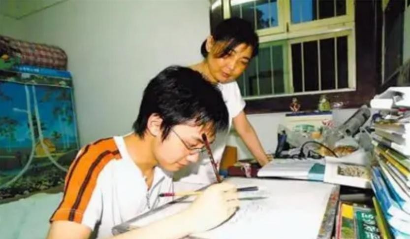 浙江小伙背着母亲上学，成全国道德模范，为何却变性参加选美大赛