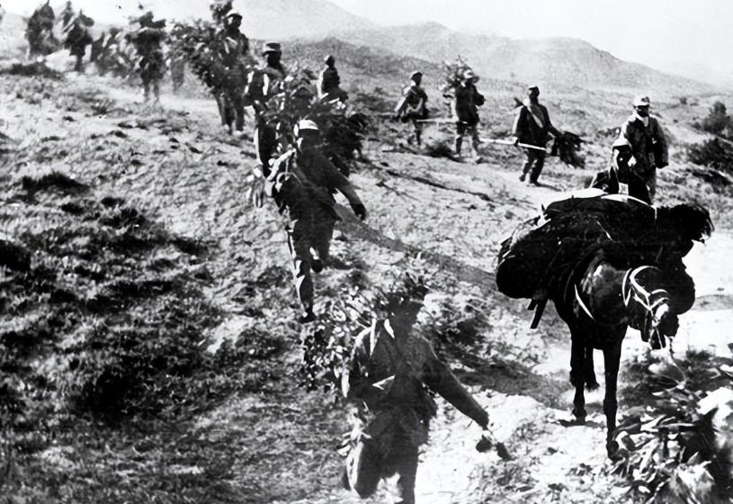 1942年毛*东泽**说延安经济难，*少奇刘**万两黄金送到，铁道游击队护送