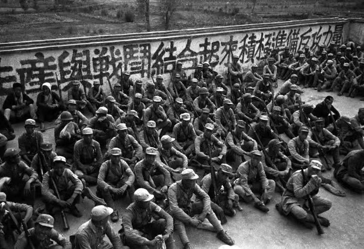 蒋介石一生中唯一一次到延安，看了毛*东泽**的窑洞，大呼后悔