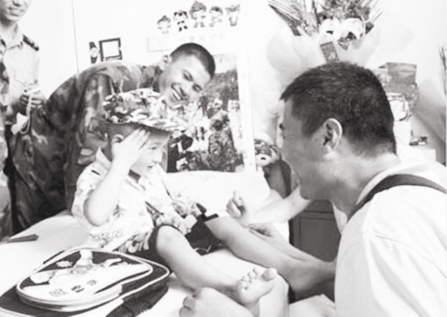 汶川大地震被救的三岁男孩郎铮,汶川地震中的3岁敬礼男孩郎铮