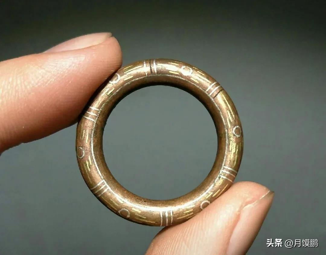 男子捡到铜环送给妻子,男子捡到铜环给老婆当戒指