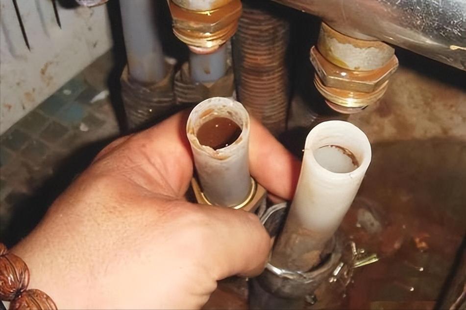 燃气壁挂炉频繁跳闸启动,阿里斯顿壁挂炉点火10秒钟就熄火