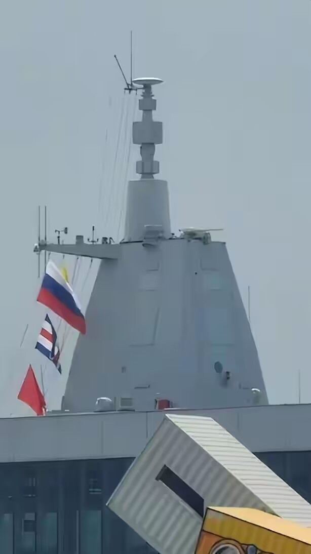 向解放军学习！俄官兵登上052D，在垂发前驻足，笔记本写满要点