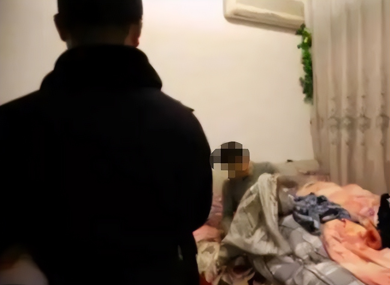 13年租户外出,让合租的小伙把空调开17度,小伙半夜摸到一只冰手