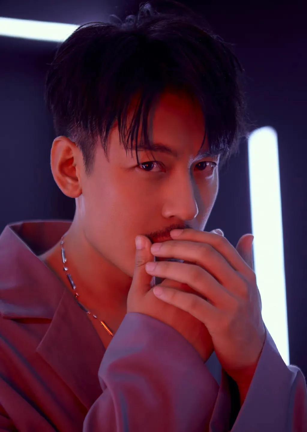 男人无能就打老婆？王东抡起床板砸向老婆，现场视频曝光网友愤怒