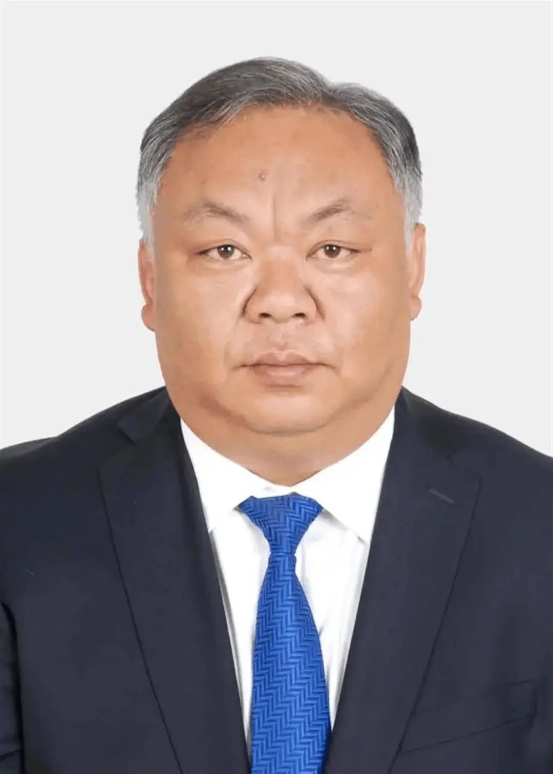 女副区长因一撮白发走红,女副区长白发引热议