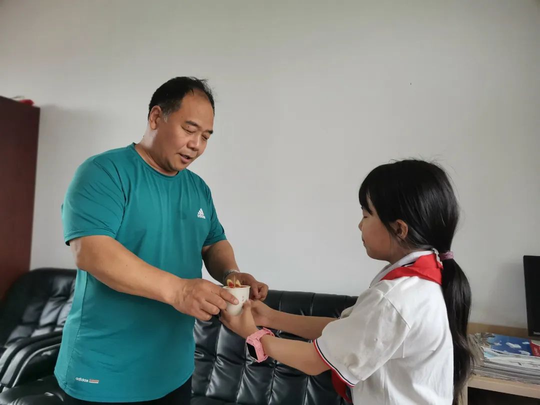 “土”露汗水“豆”耘童年——东风小学劳动教育实践活动之土豆丰收季