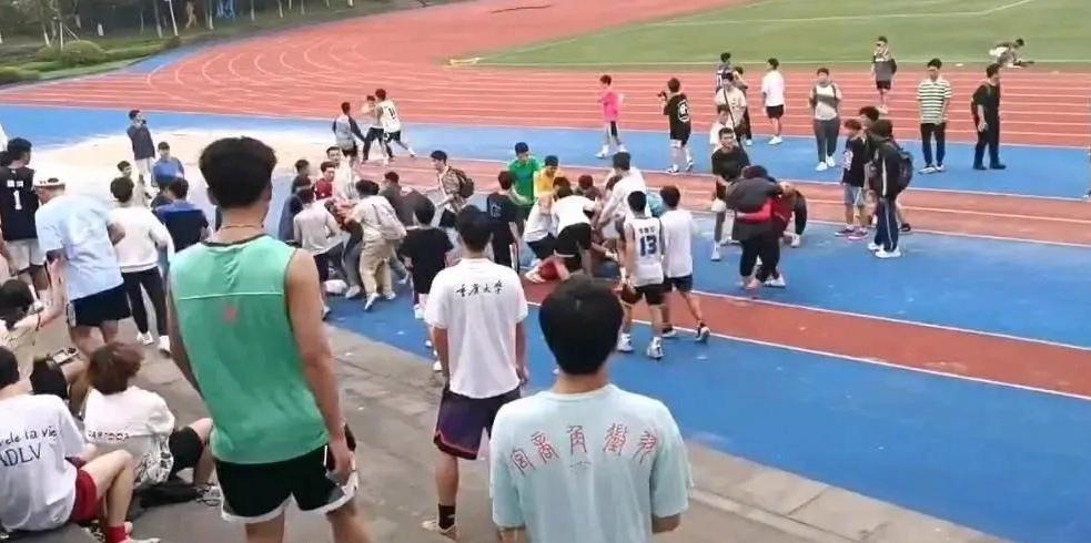 校霸挑衅体育生被群殴,湖北高校冲突事件后续打人男子