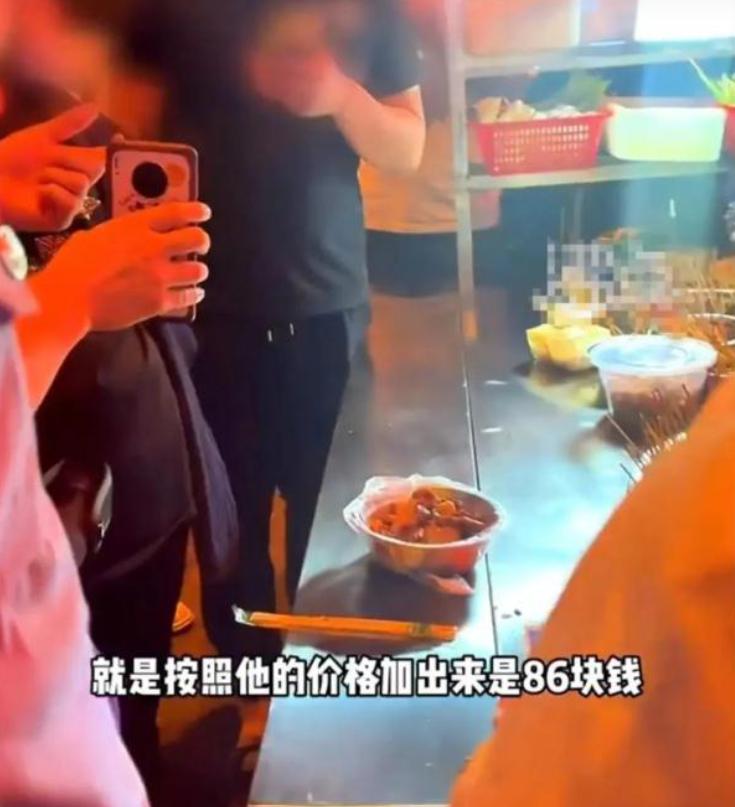 游客不满8根炸串115元被商家骂穷,长沙游客不满8根炸串115元被骂穷
