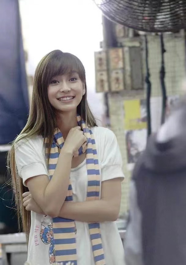 Angelababy“约会”欧洲球星被拍。杨颖回应：祝他开心