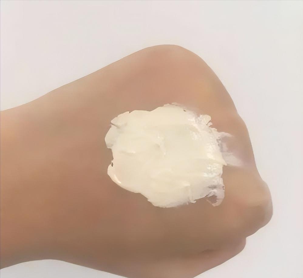 脸泛红是洗面奶的原因吗,为什么用完洗面奶脸会变白