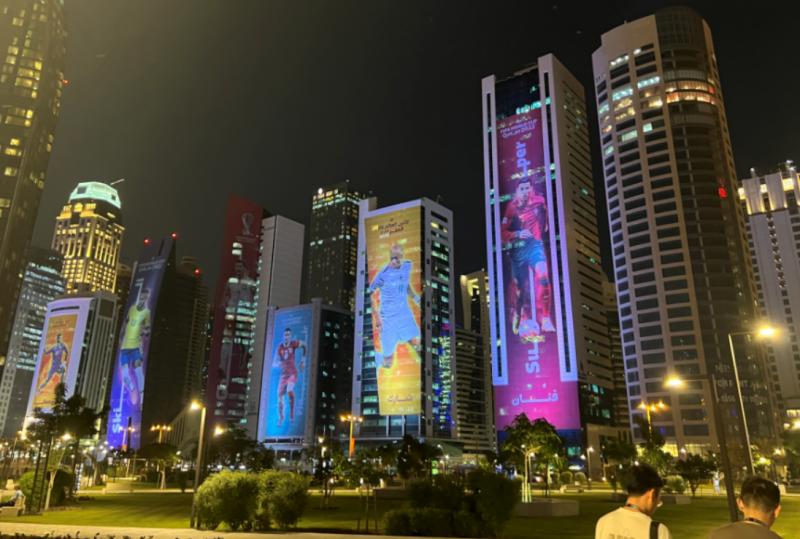 在卡塔尔和各国球迷狂欢,球迷汇集卡塔尔