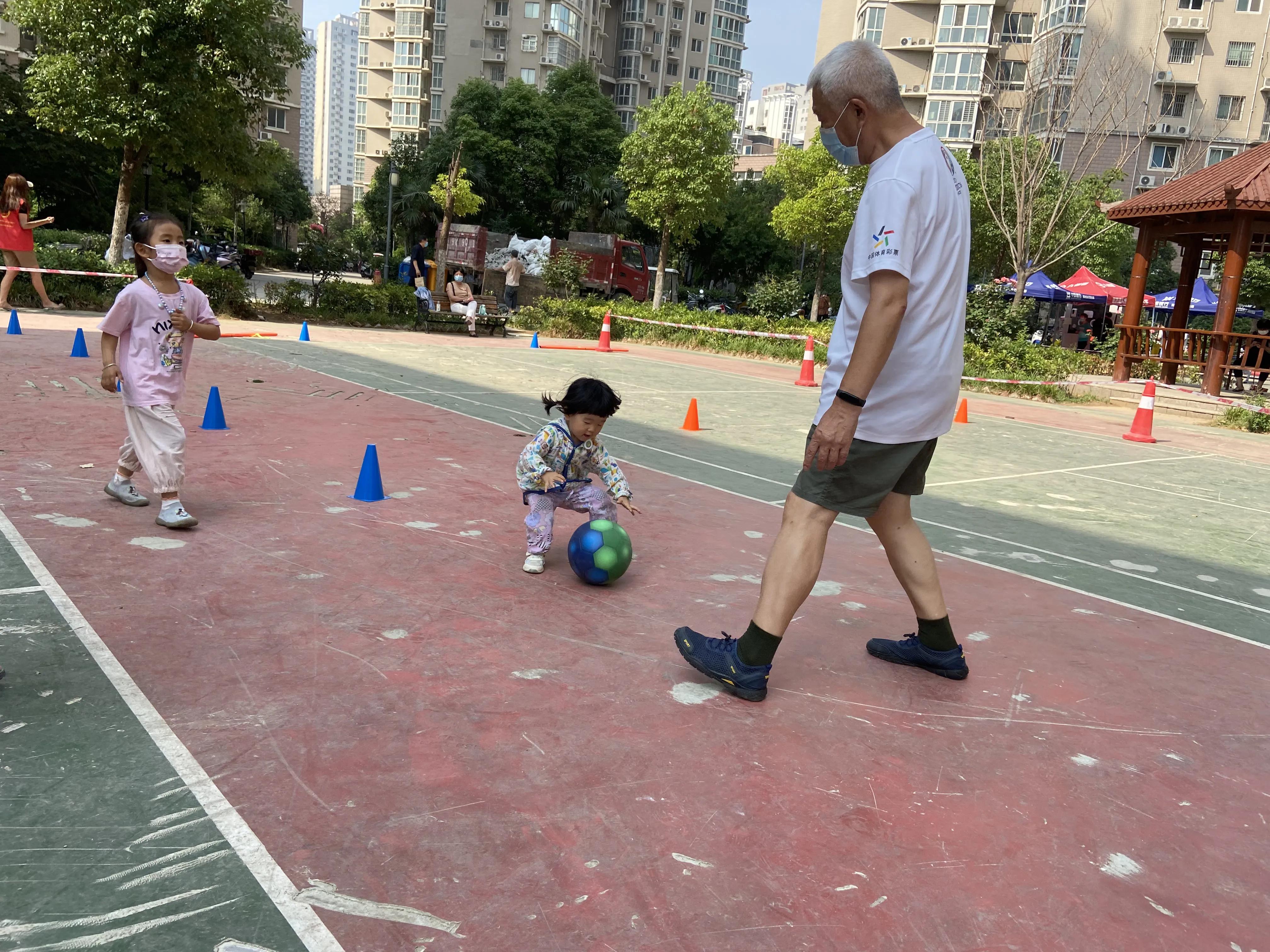 社区足球公益活动,大手拉小手共建美好家园社区活动