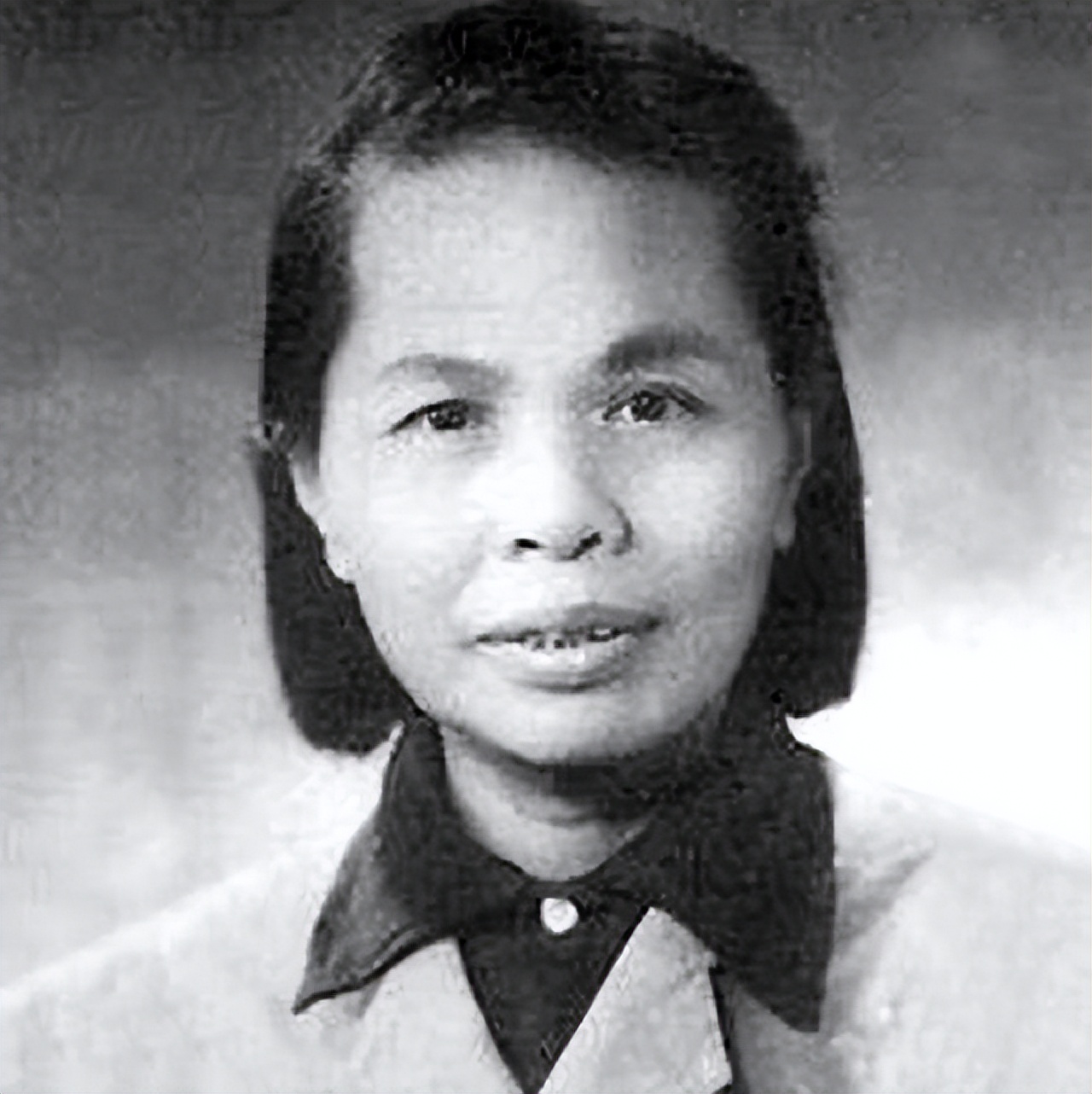 与周总理假扮“革命夫妻”，1976年得知总理去世，她哭晕在大堂