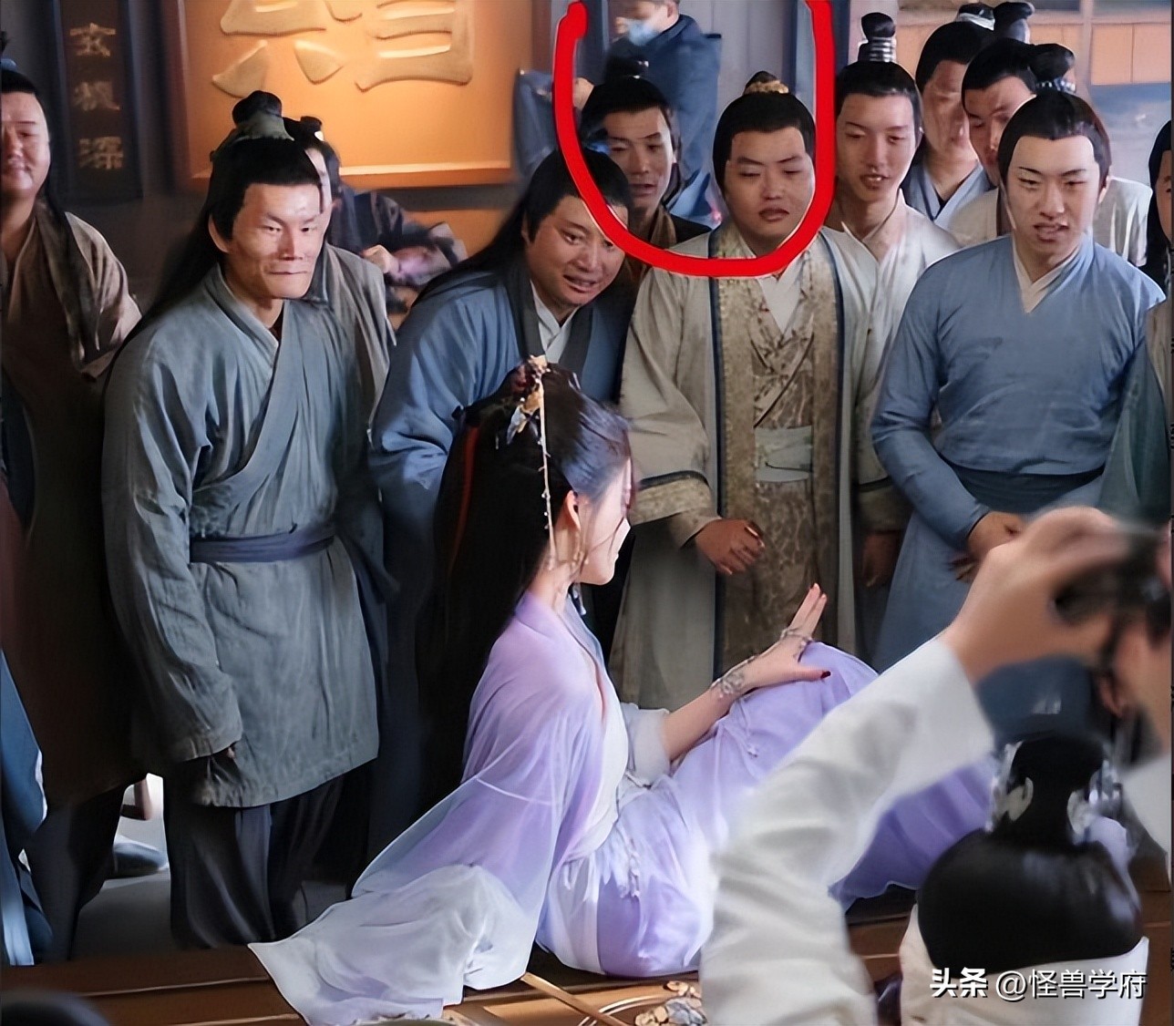 输血管跟电线杆都还能忍，但那个玩手机的，真拿观众当傻子不成？