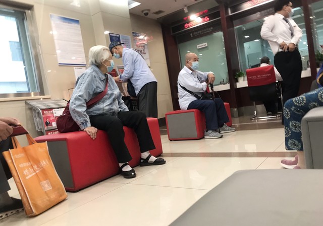 河北大爷的愤怒：在银行办事被VIP插队，顾客凭什么分三六九等！