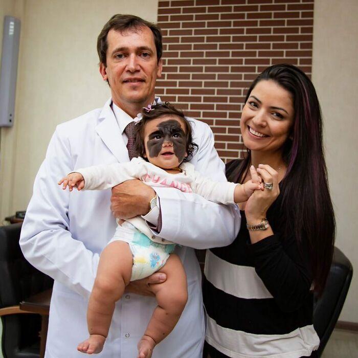 美国小女孩脸带“蝙蝠侠”黑印,治疗两年经过终于恢复肉色!