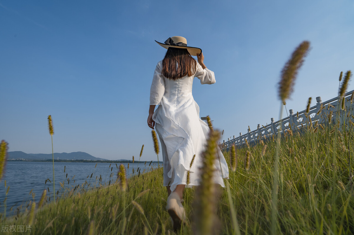 到底谁爱了谁男声,到底是谁会爱我