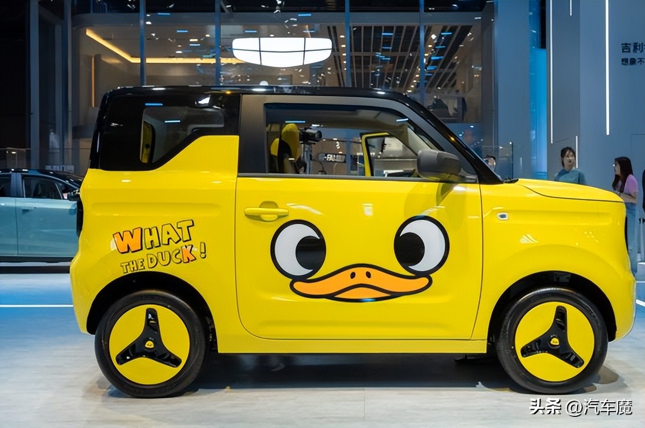 轻盈便携却续航强劲，熊猫mini电动车成为城市里的“机智熊猫”