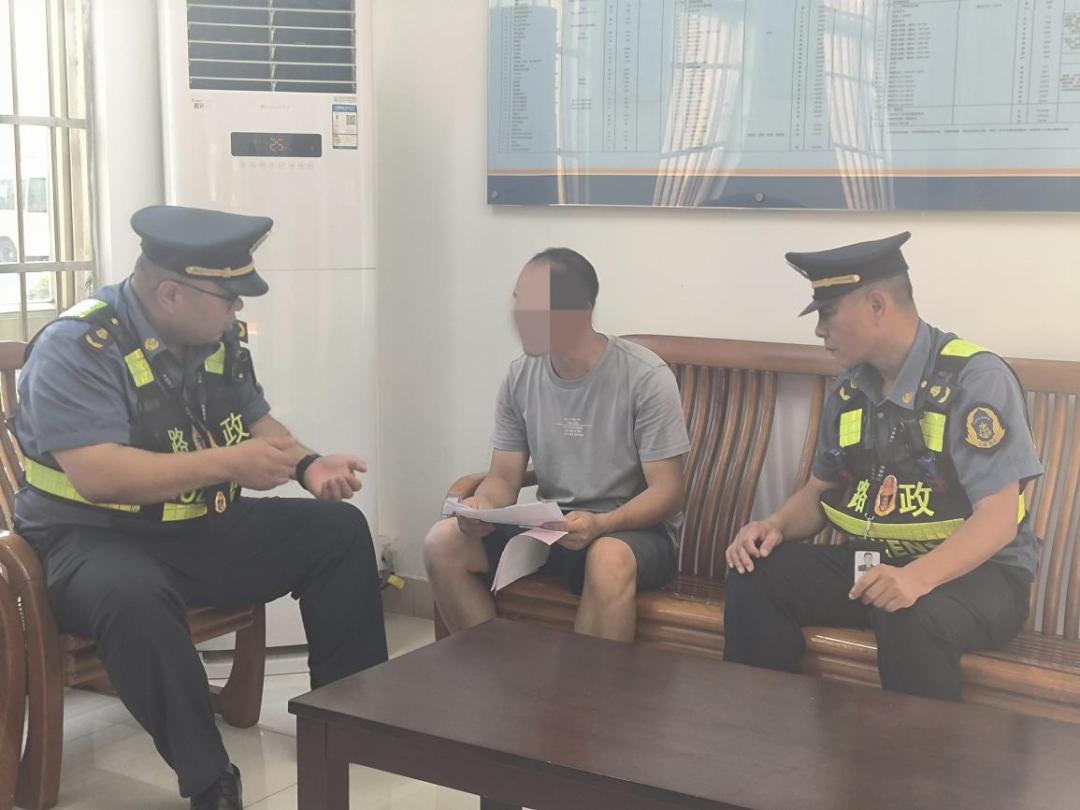 驾驶车辆公路泼洒渣土被罚款,货车加水被查处