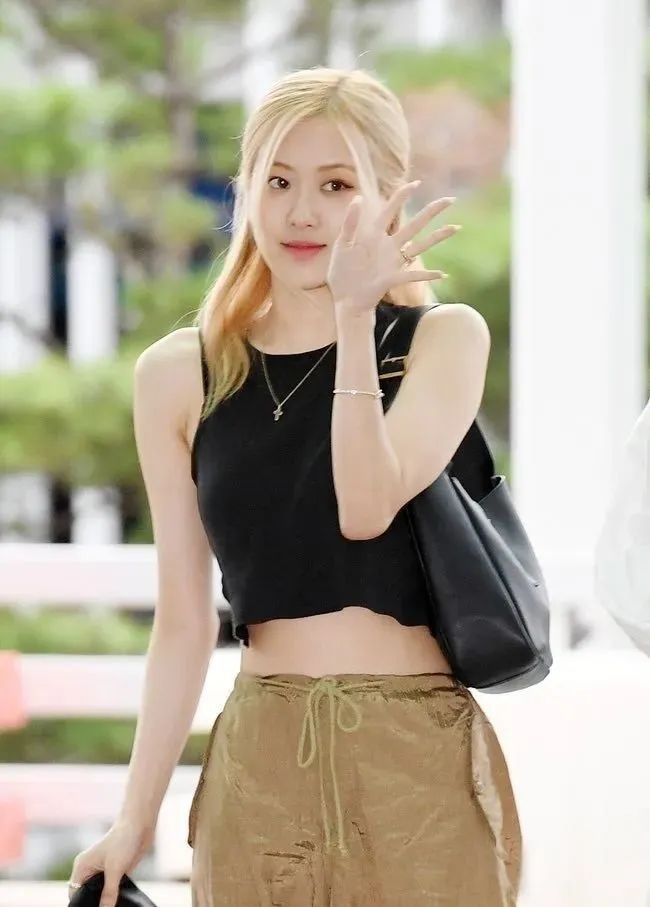 Rosé又背新包了，SAINTLAURENT是真宠她！