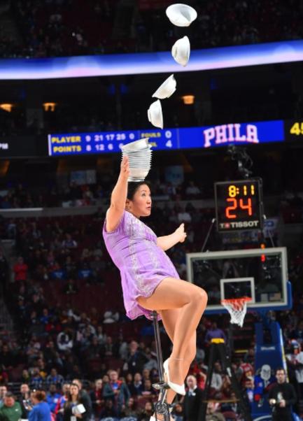 1米53大妈闯NBA爆红！不靠广场舞凭着一绝技表演5分钟日入两万元