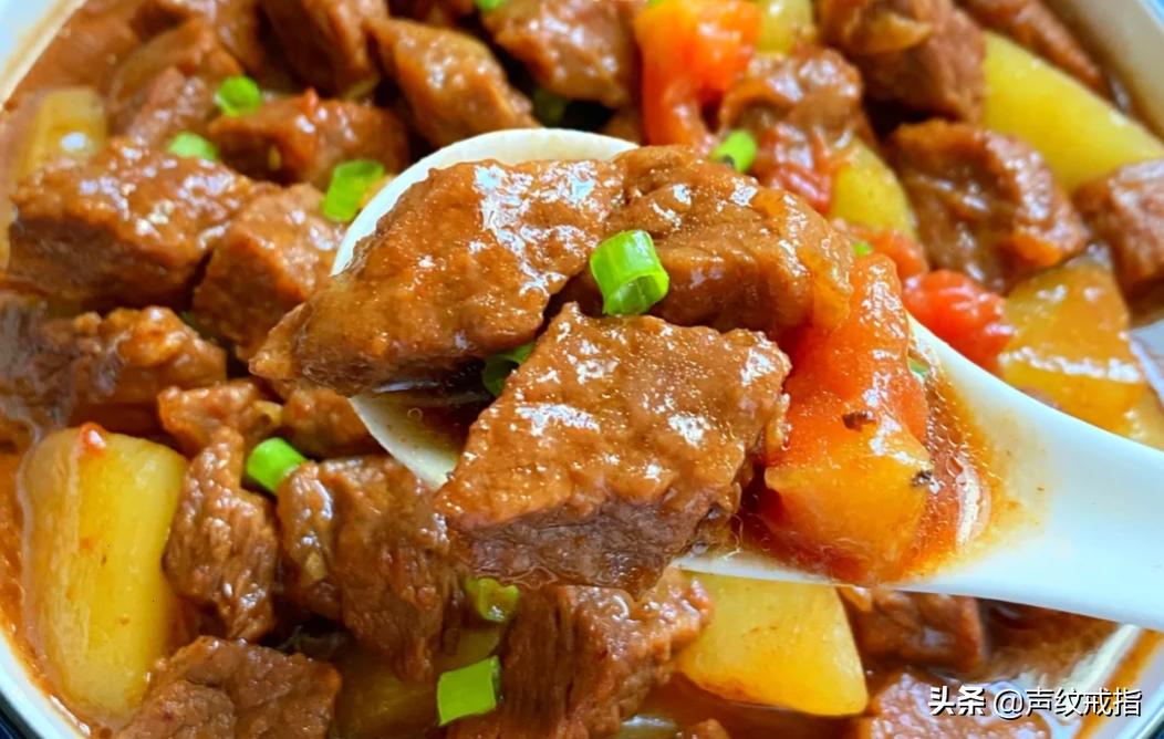 牛肉炖土豆芹菜西红柿金针菇白菜,炖牛肉西红柿圆白菜土豆