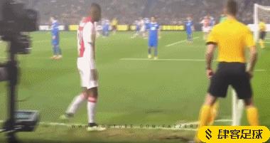 足球场上的尴尬瞬间视频,足球场上的尴尬瞬间笑到肚子疼