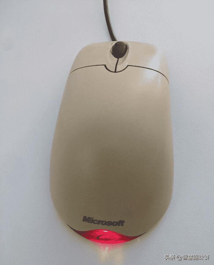 老照片：年轻母女在街头揽客卖纱巾，暗娼舞女冲进屋里耀武扬威3