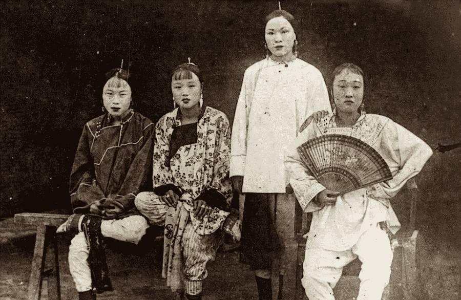 【晚清*楼青**旧影】女子丰乳肥臀，媚态撩人，风姿依旧！